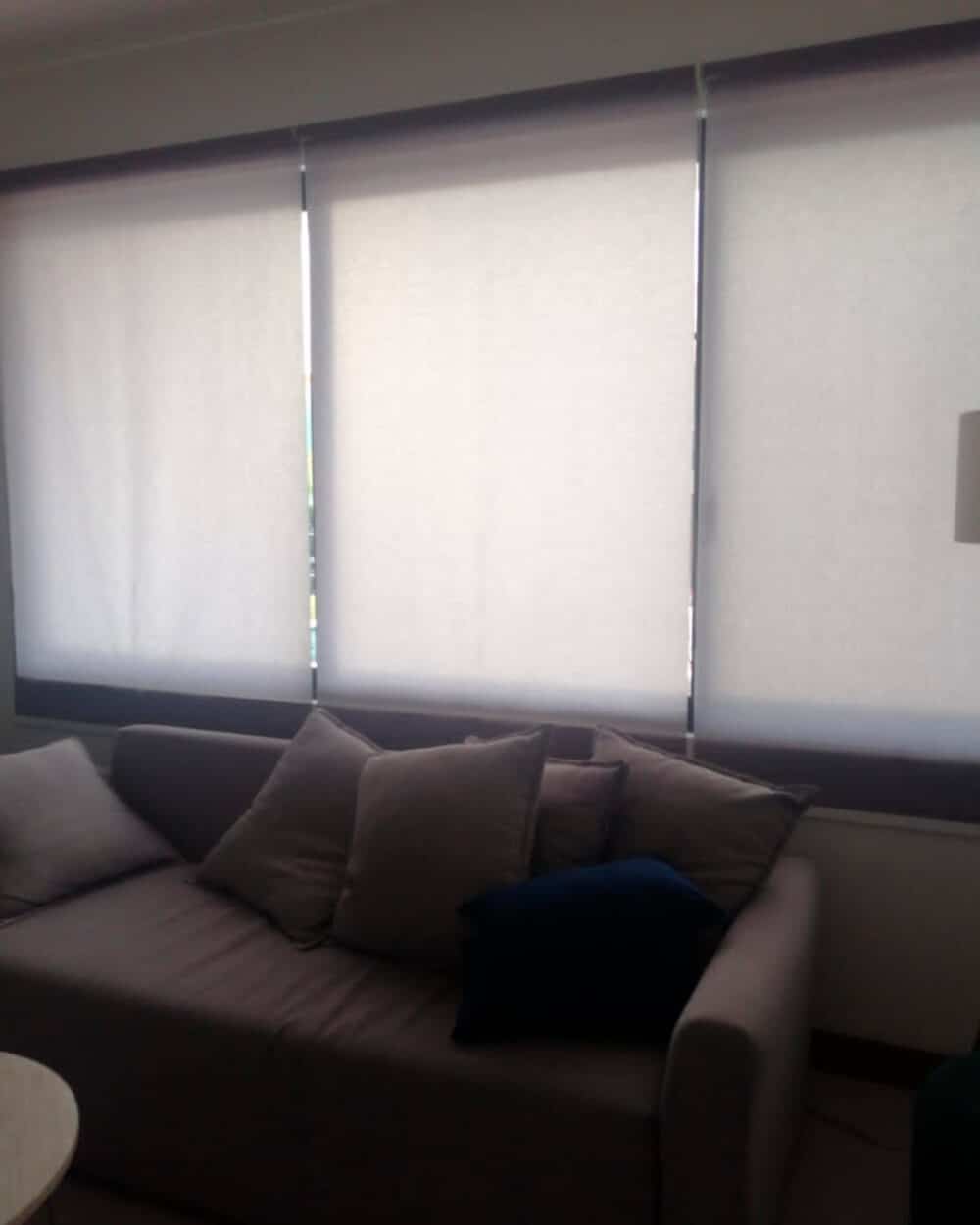 Ajuste de altura en persiana enrollable 0% visibilidad para regular luz natural
