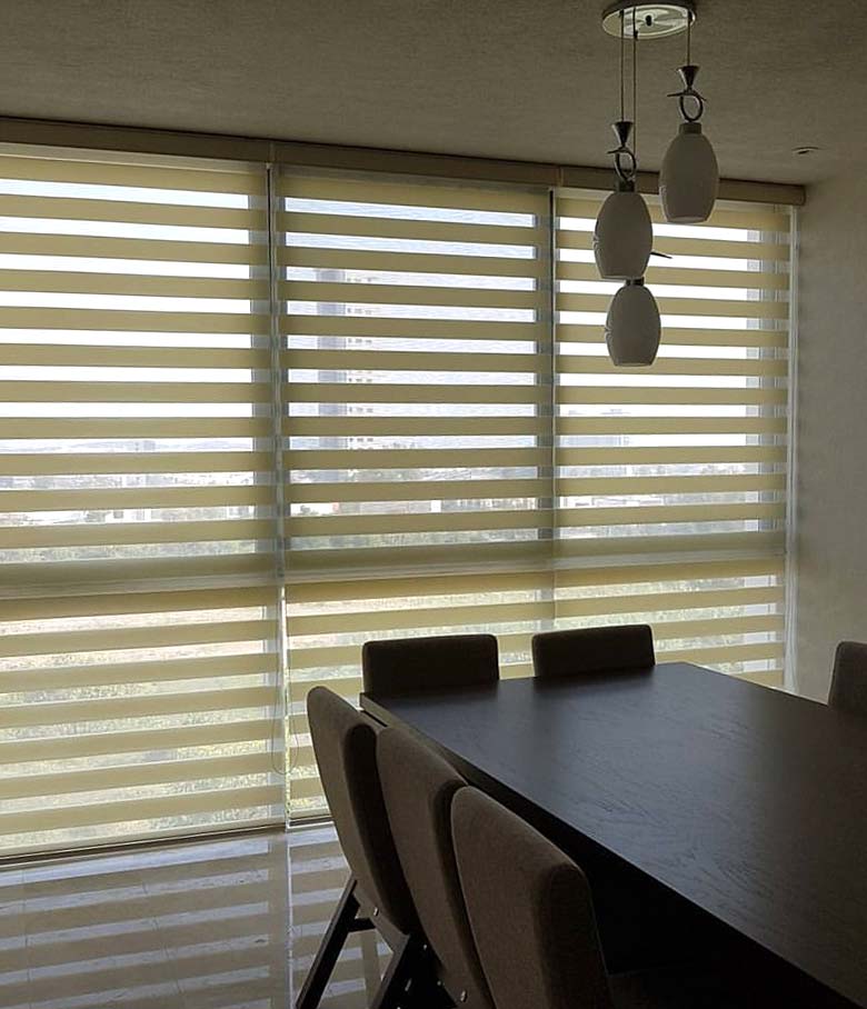 Persianas blackout instaladas por Genel en espacio interior con control de luz total