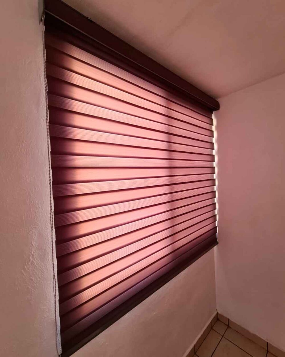 Persiana Sheer Elegance semitraslúcida instalada en interior residencial