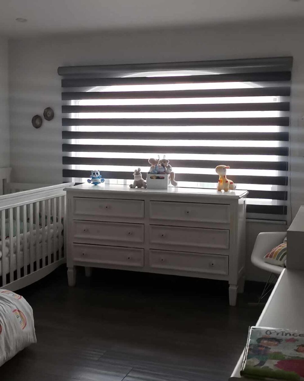 Persiana Sheer Elegance semitraslúcida con franjas instalada en habitación