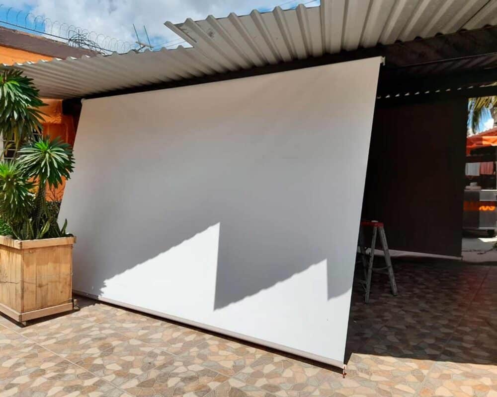 Toldo vertical en tono claro para espacios exteriores