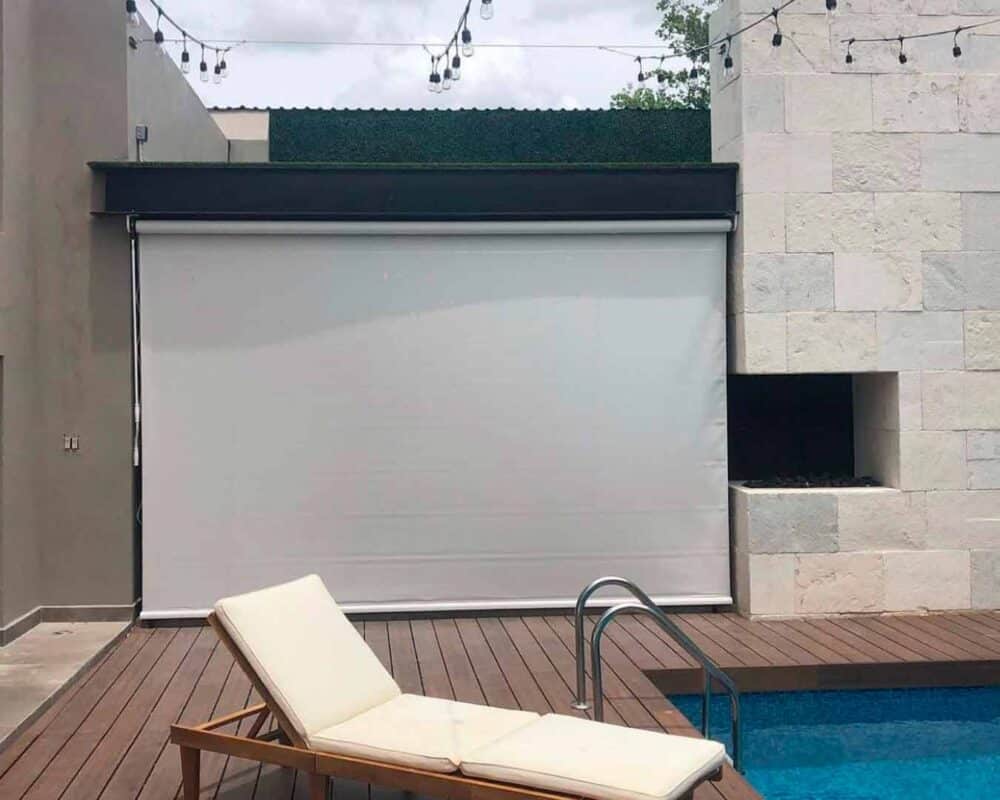 Toldo vertical enrollable instalado para control solar