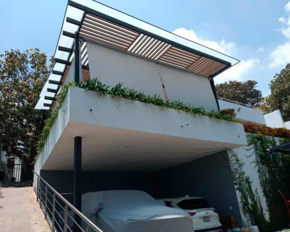 Toldo vertical colocado en terraza superior para sombra y privacidad