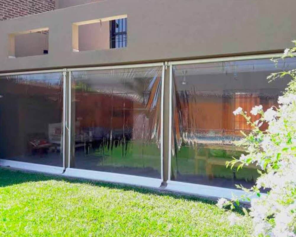 Toldos verticales con ventana transparente para conservar visibilidad exterior