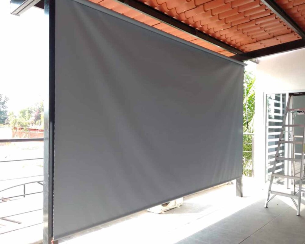 Toldos verticales instalados en terraza para protección solar