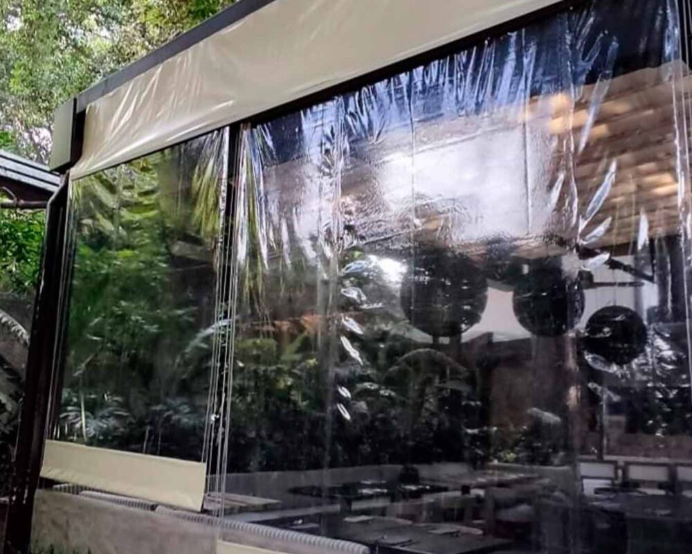 Toldos verticales instalados en fachada de espacio comercial