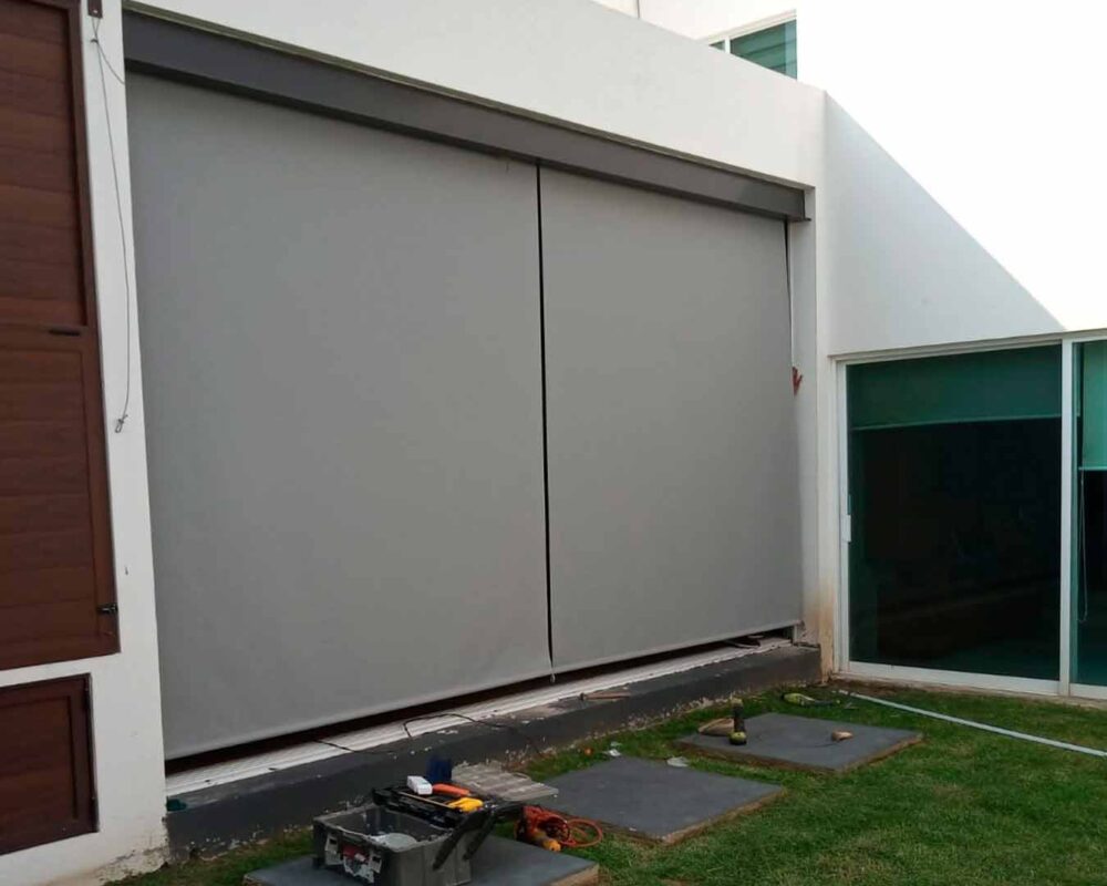 Instalación de toldos verticales a medida en exteriores