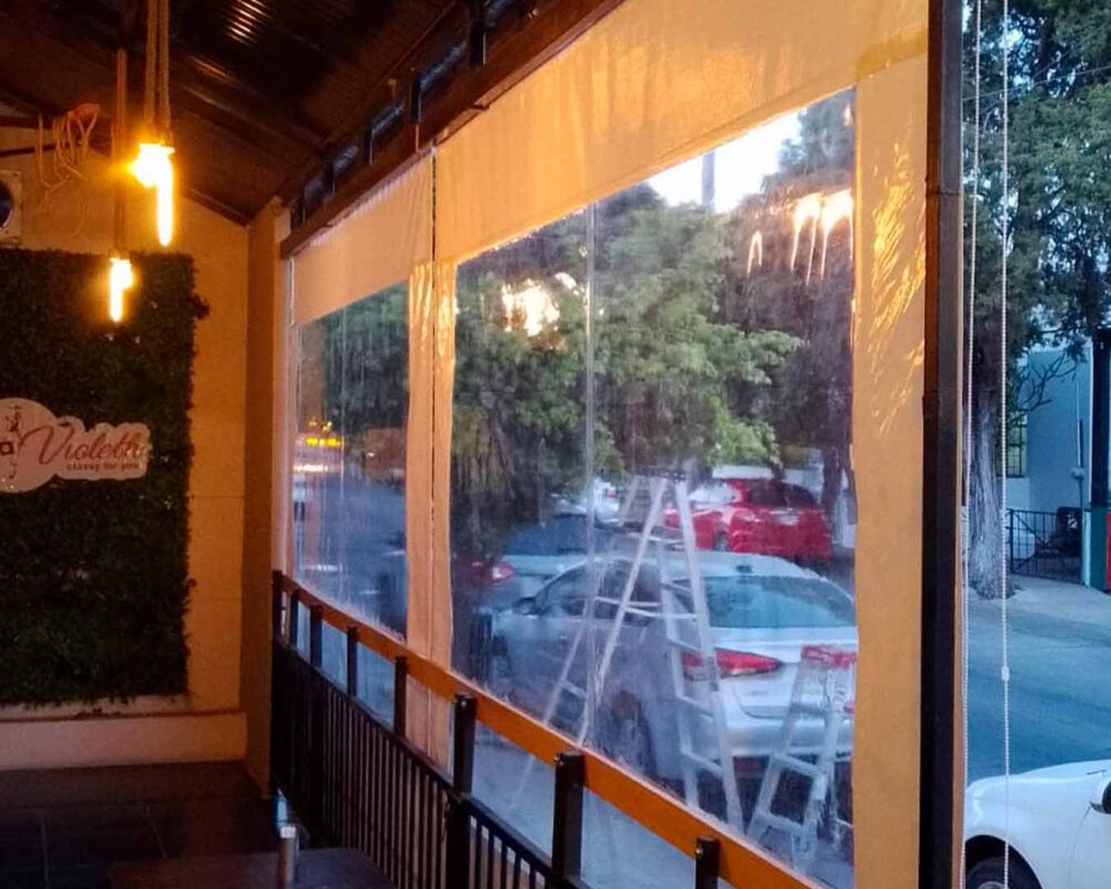 Toldos verticales para proteger de la lluvia en comercios