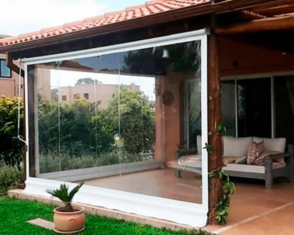 Toldos verticales colocados en terraza exterior residencial