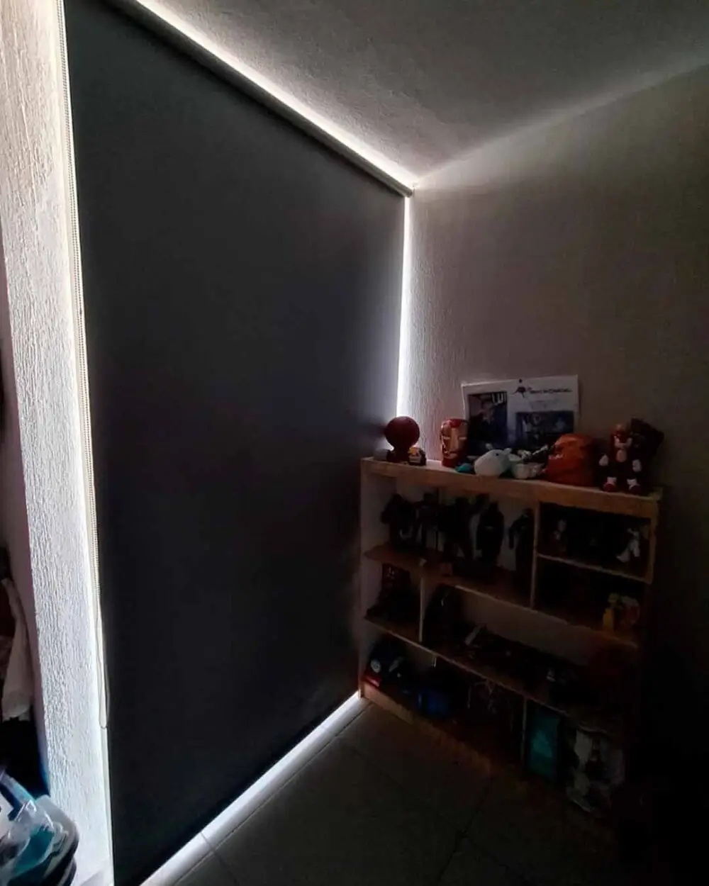 Espacio oscuro con persiana enrollable blackout completamente bajada