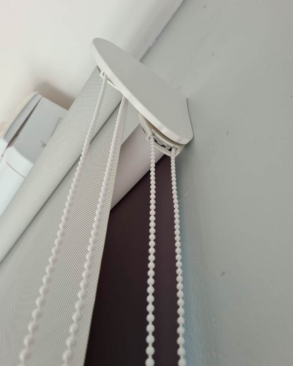 Detalle técnico del soporte de una persiana dúo