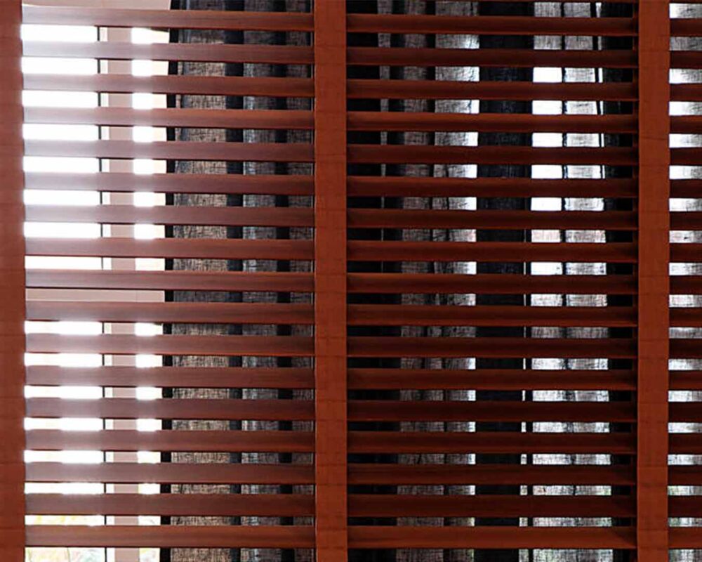 Detalle de listones en persiana horizontal de madera en vista superior