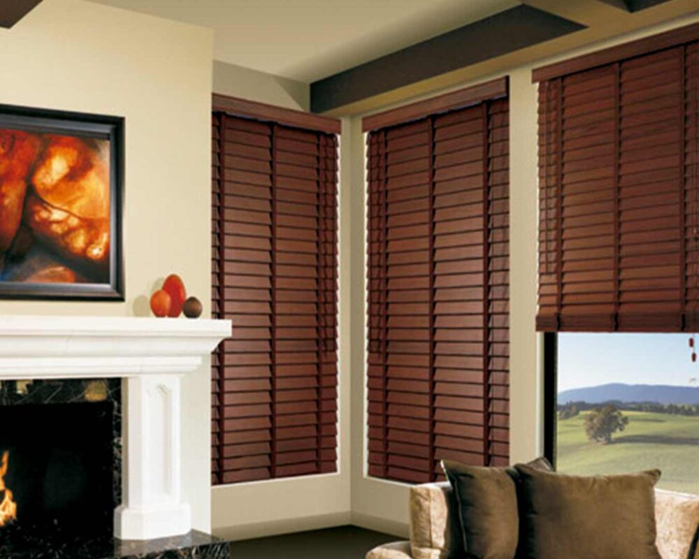 Persianas horizontales de madera en espacio decorativo interior