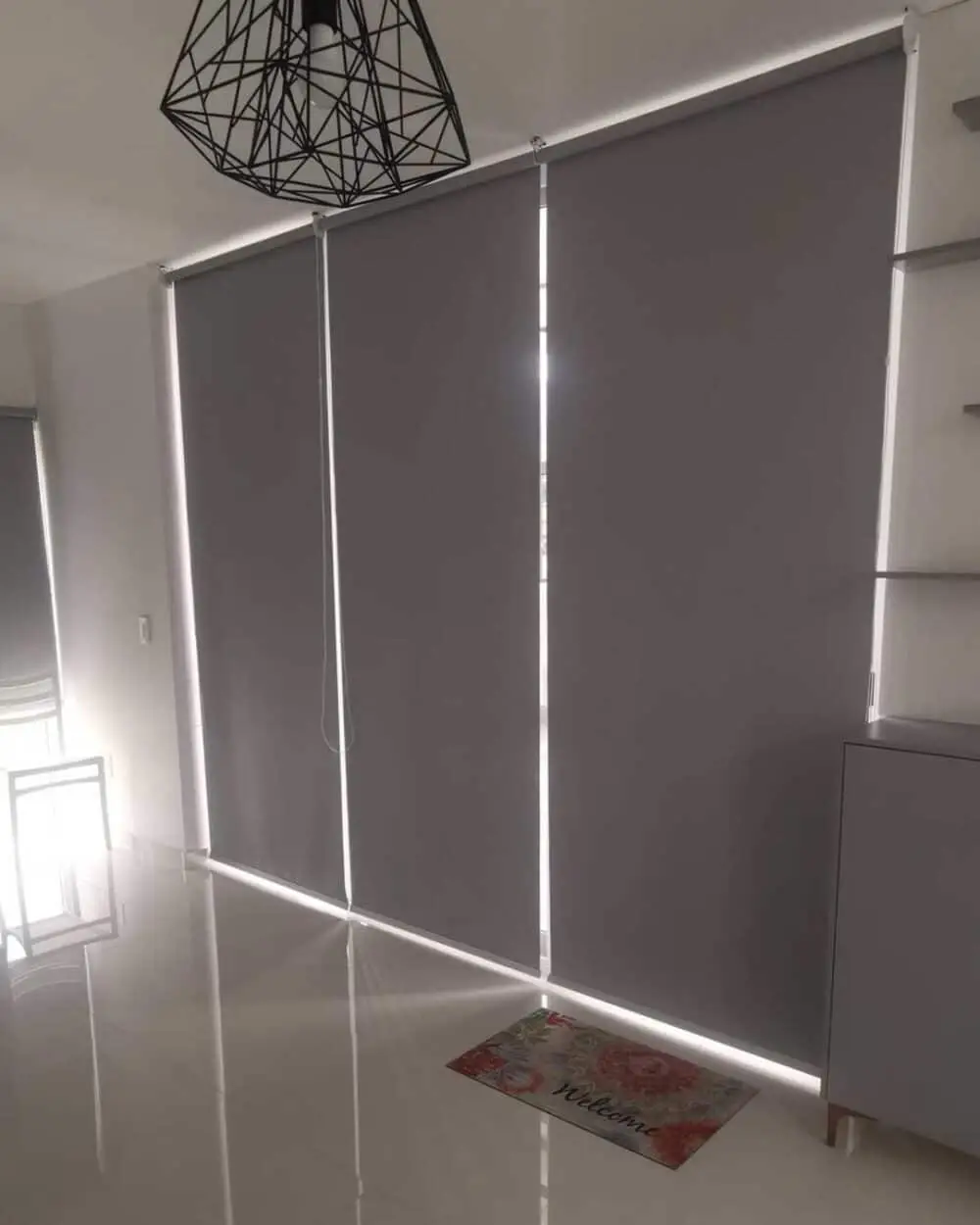 Espacio habitacional moderno con persianas blackout en ventanas largas