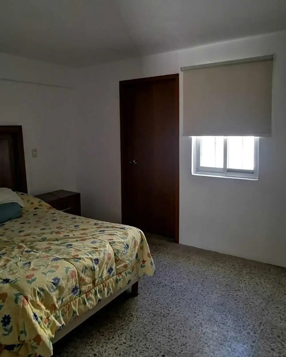 Habitación con persiana enrollable blackout entreabierta
