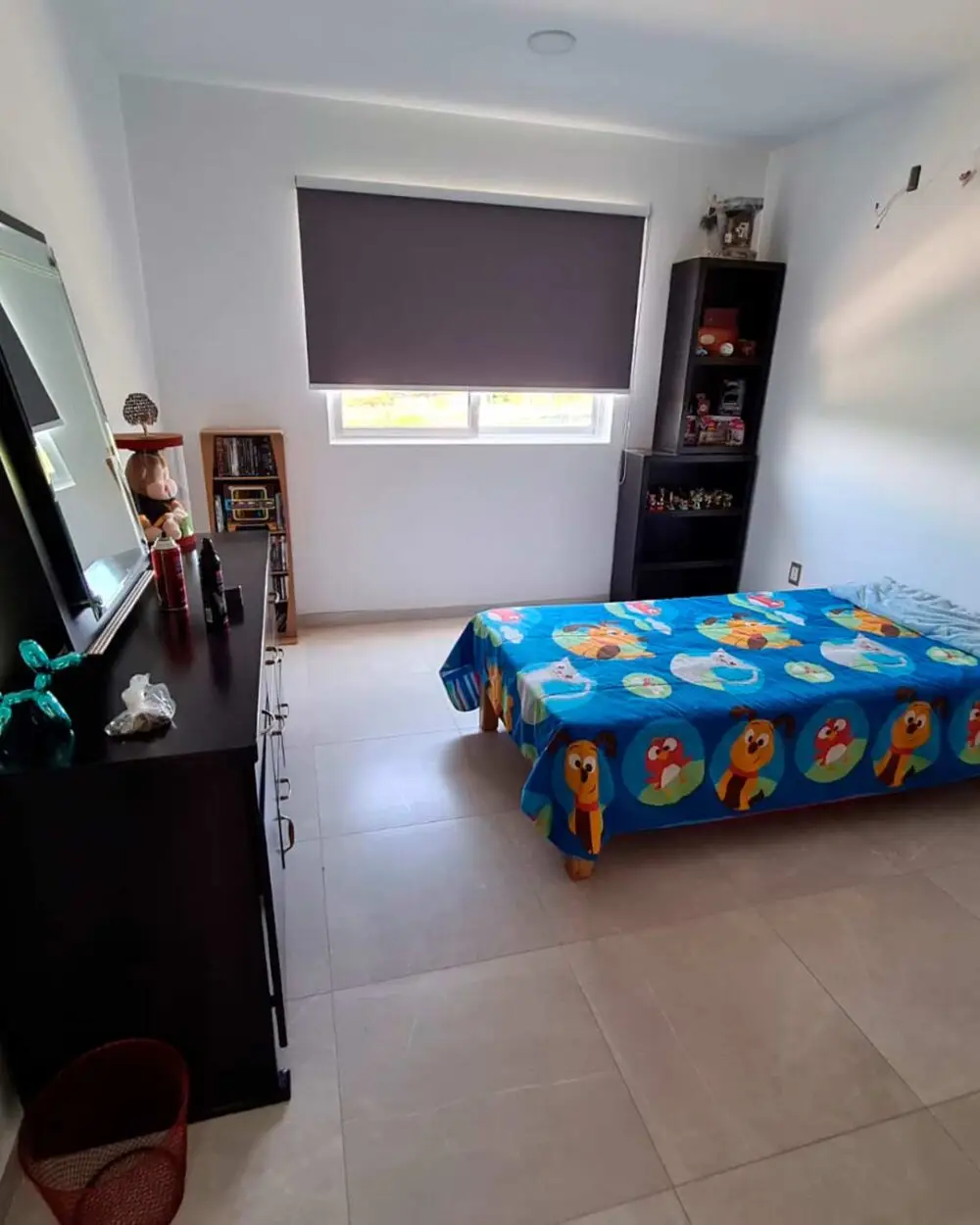 Persiana blackout en habitación infantil brindando privacidad y sombra