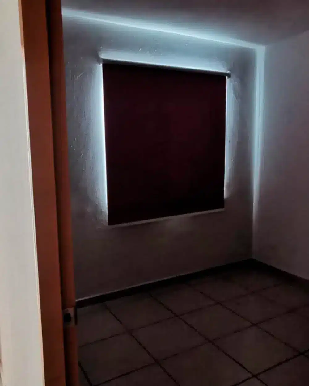 Persiana blackout cerrada bloqueando completamente la luz