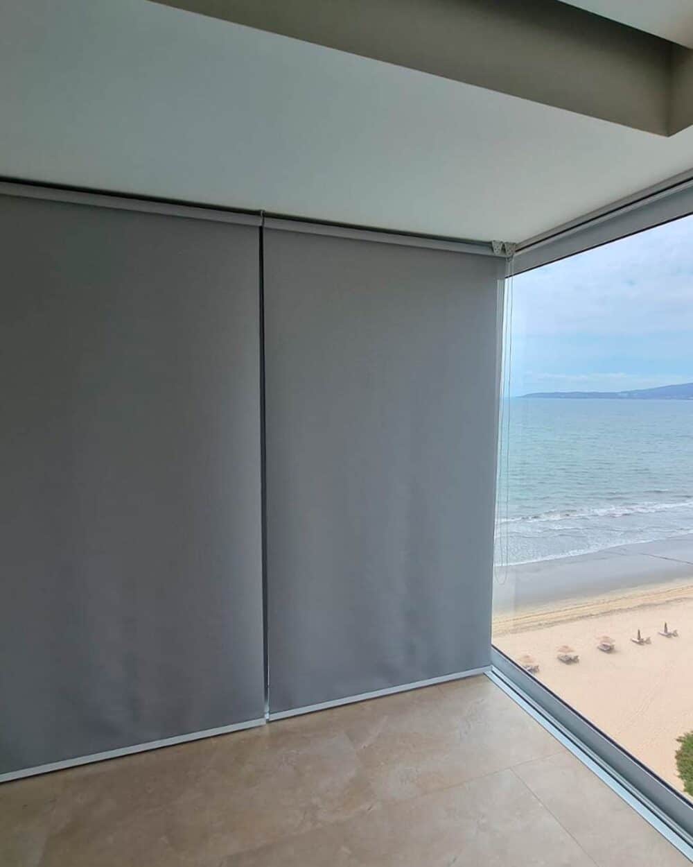 Persiana dúo instalada en espacio interior con vista a playa contigua