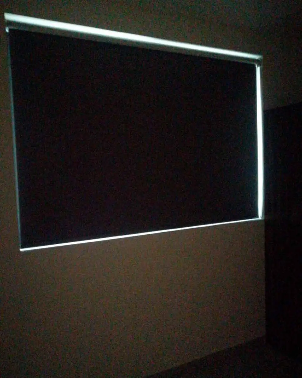 Persiana blackout cerrada generando oscuridad total en la habitación