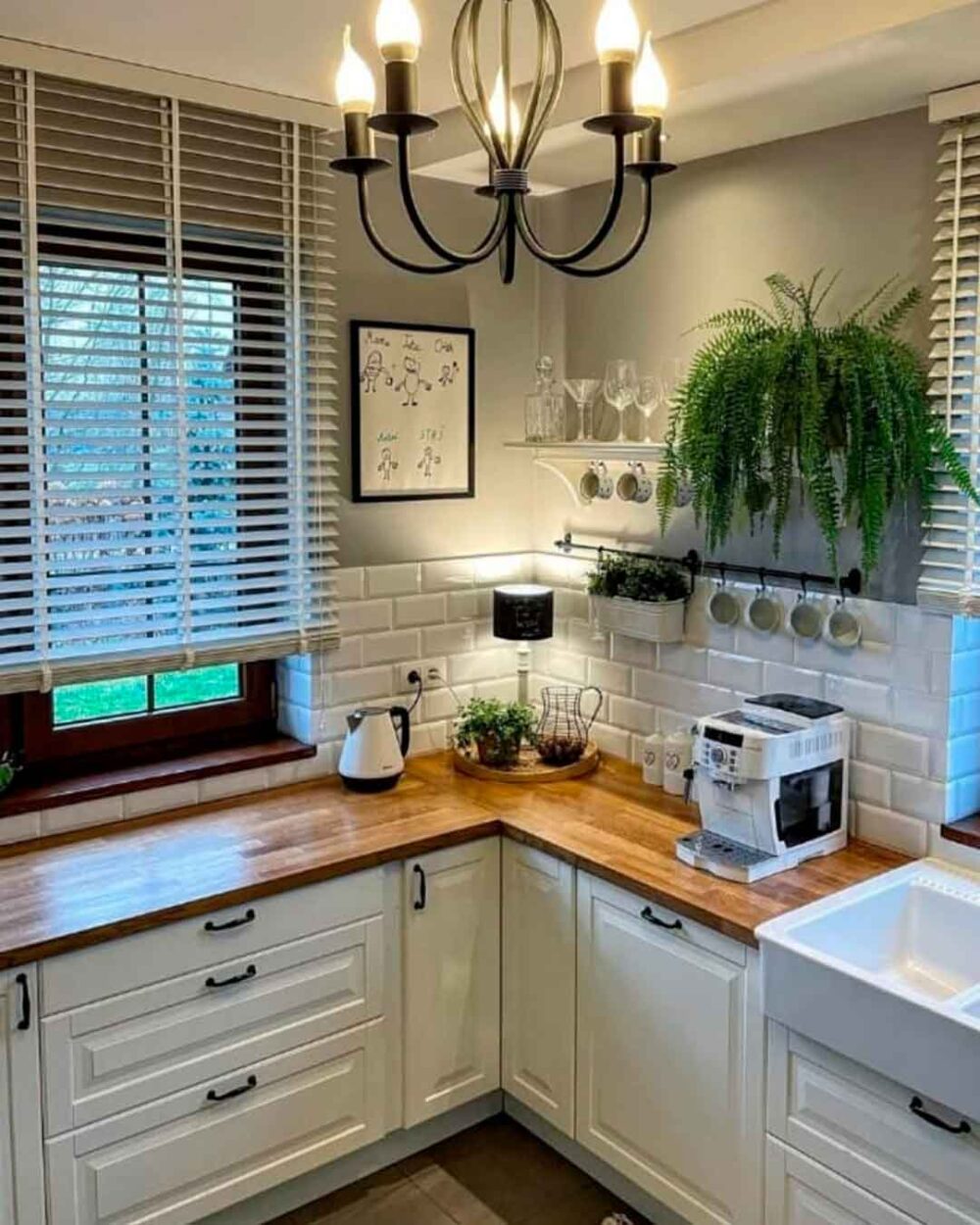 Persiana horizontal de aluminio en interior de cocina con diseño contemporáneo