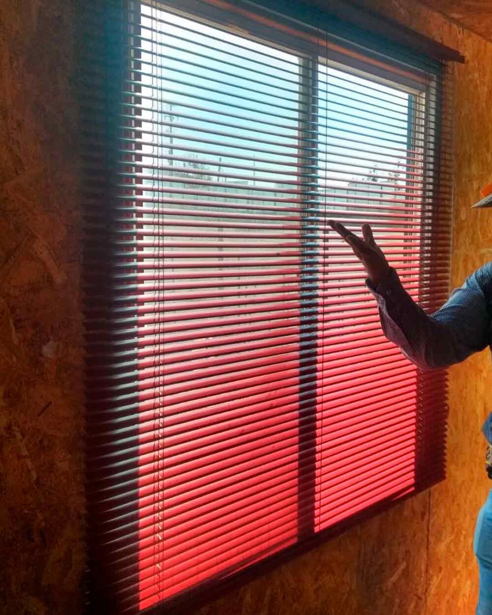 Persiana horizontal de aluminio ajustada para privacidad y control de luz