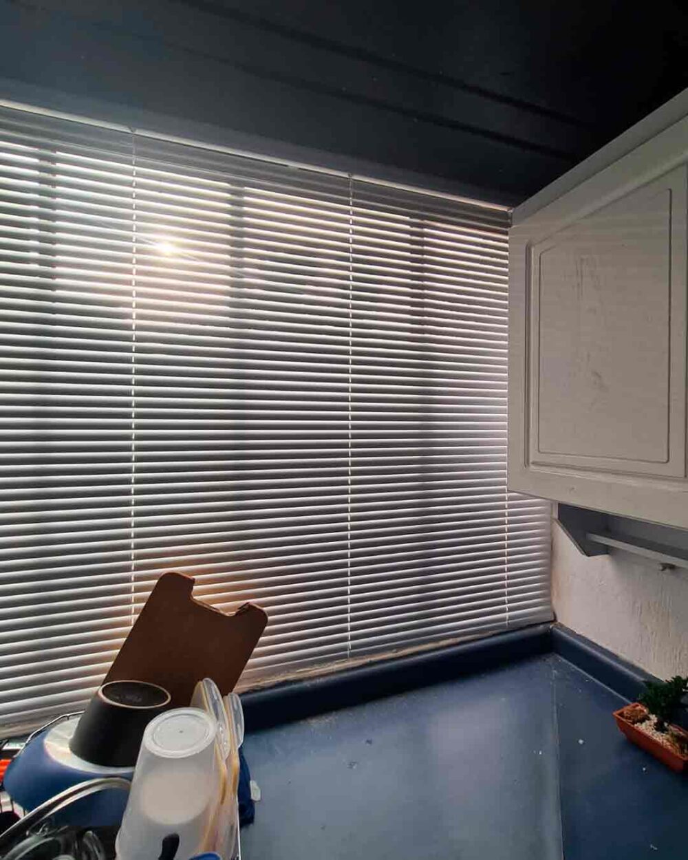 Persiana horizontal de aluminio funcional y discreta en cocina moderna