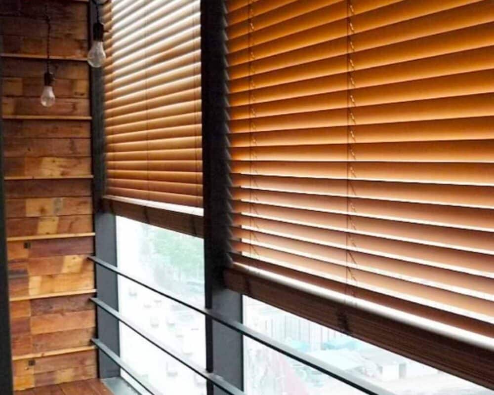 Persiana de madera ajustada para controlar luz natural y privacidad