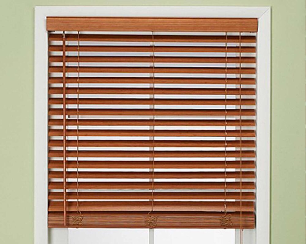 Persiana horizontal de madera semiabierta con entrada de luz