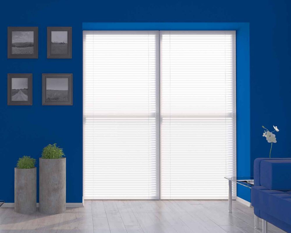 Persiana horizontal de PVC abierta en sala moderna con iluminación suave