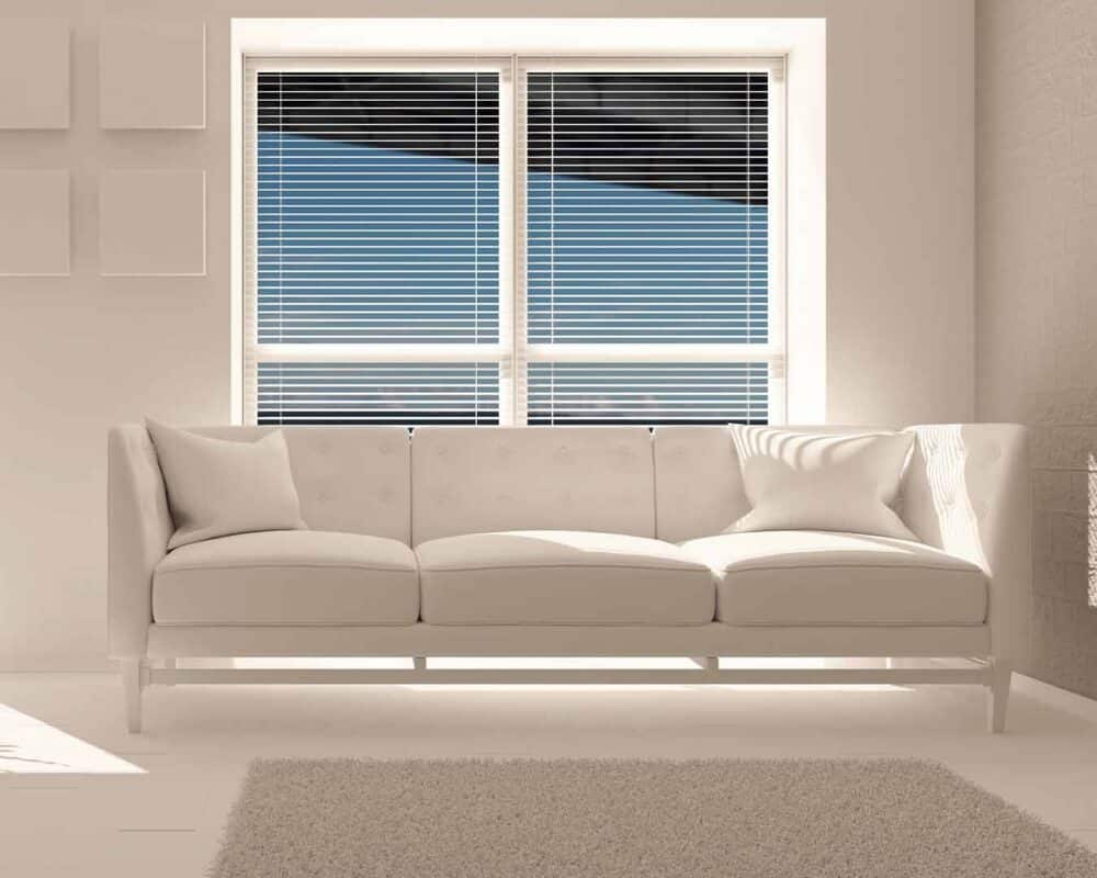 Persiana horizontal de PVC abierta en sala iluminada con entrada de luz natural