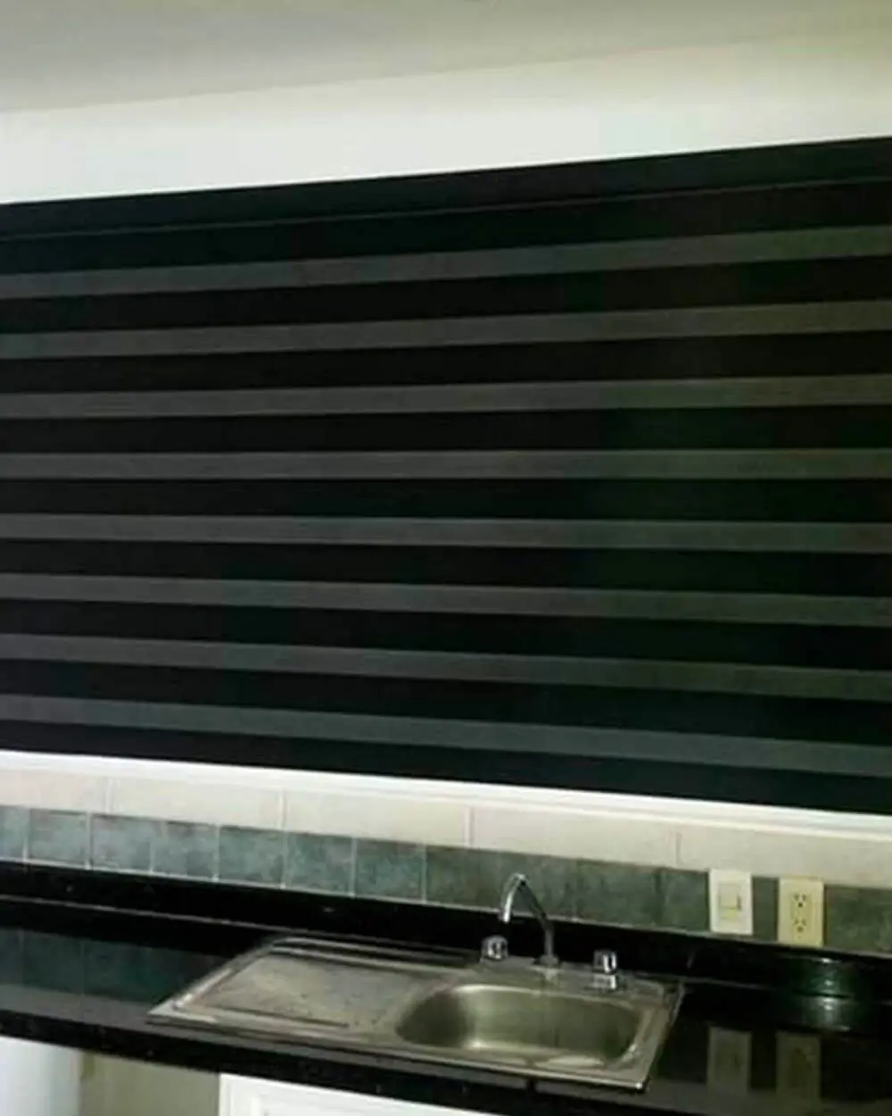Persiana enrollable Sheer Elegance blackout instalada en cocina moderna