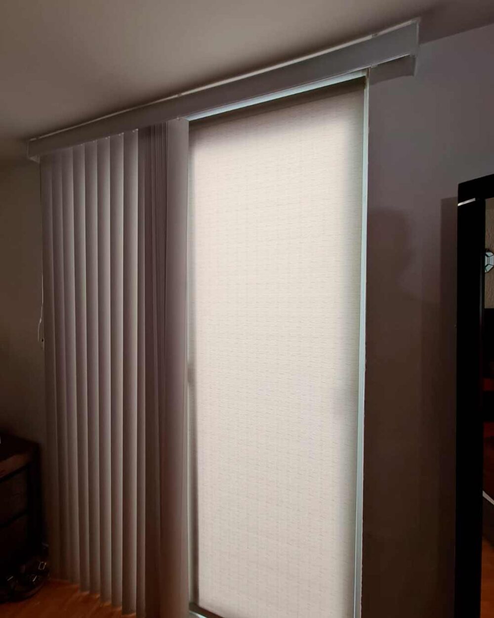 Persiana vertical de PVC ajustando el paso de luz natural