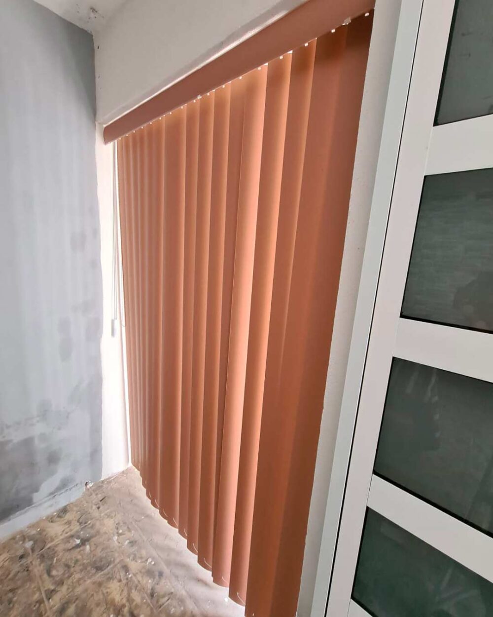 Persiana vertical de PVC completamente extendida