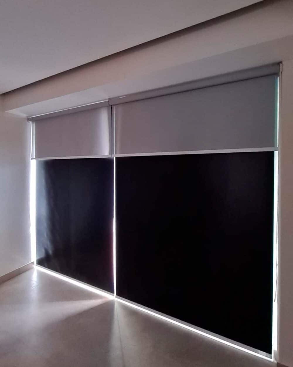 Persianas dúo desplegadas con control de luz y privacidad en interior