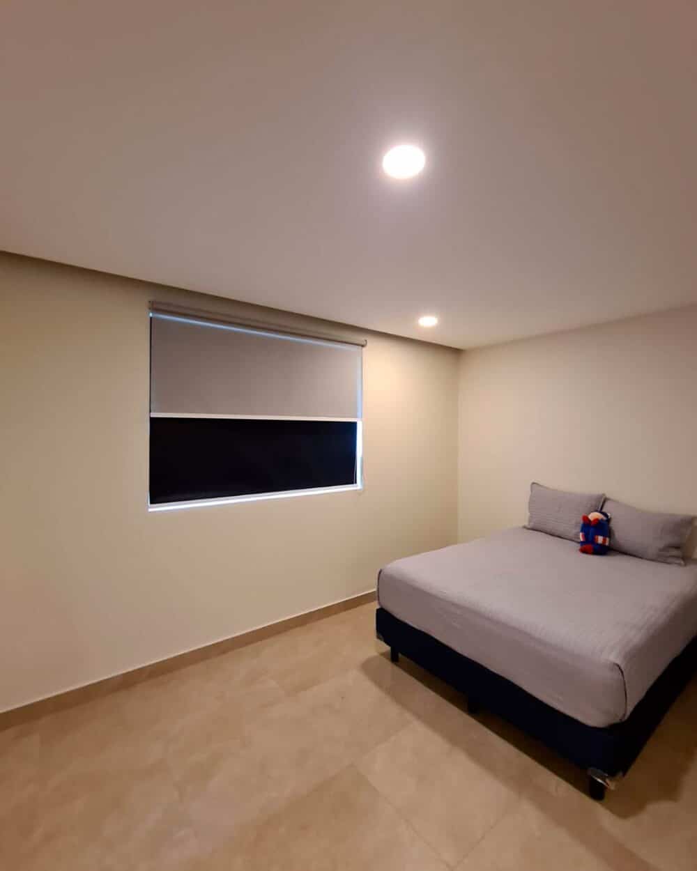 Persianas dúo en habitación elegante mostrando control de luz
