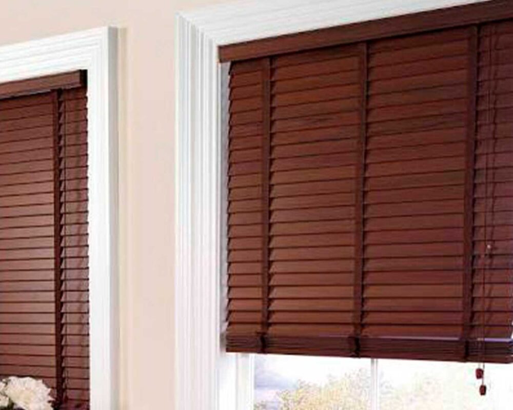 Persianas horizontales de madera en espacio decorativo interior
