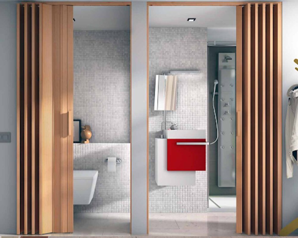Puerta plegable a medida instalada en acceso a baño