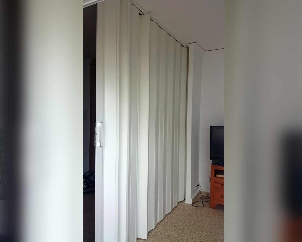 Puerta plegable a medida utilizada en habitación