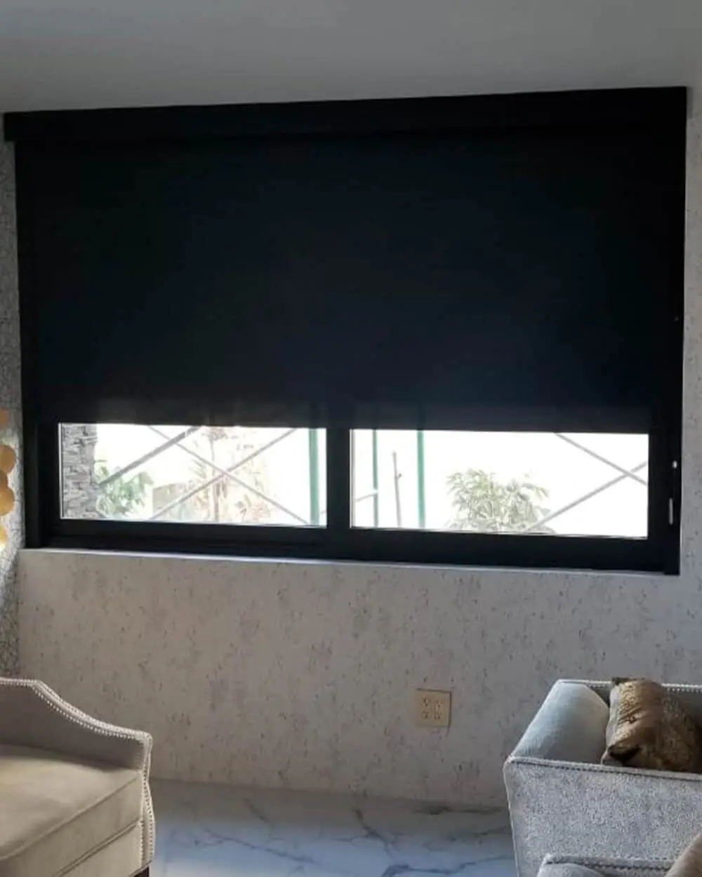 Sala con persiana blackout regulando la luz de forma gradual