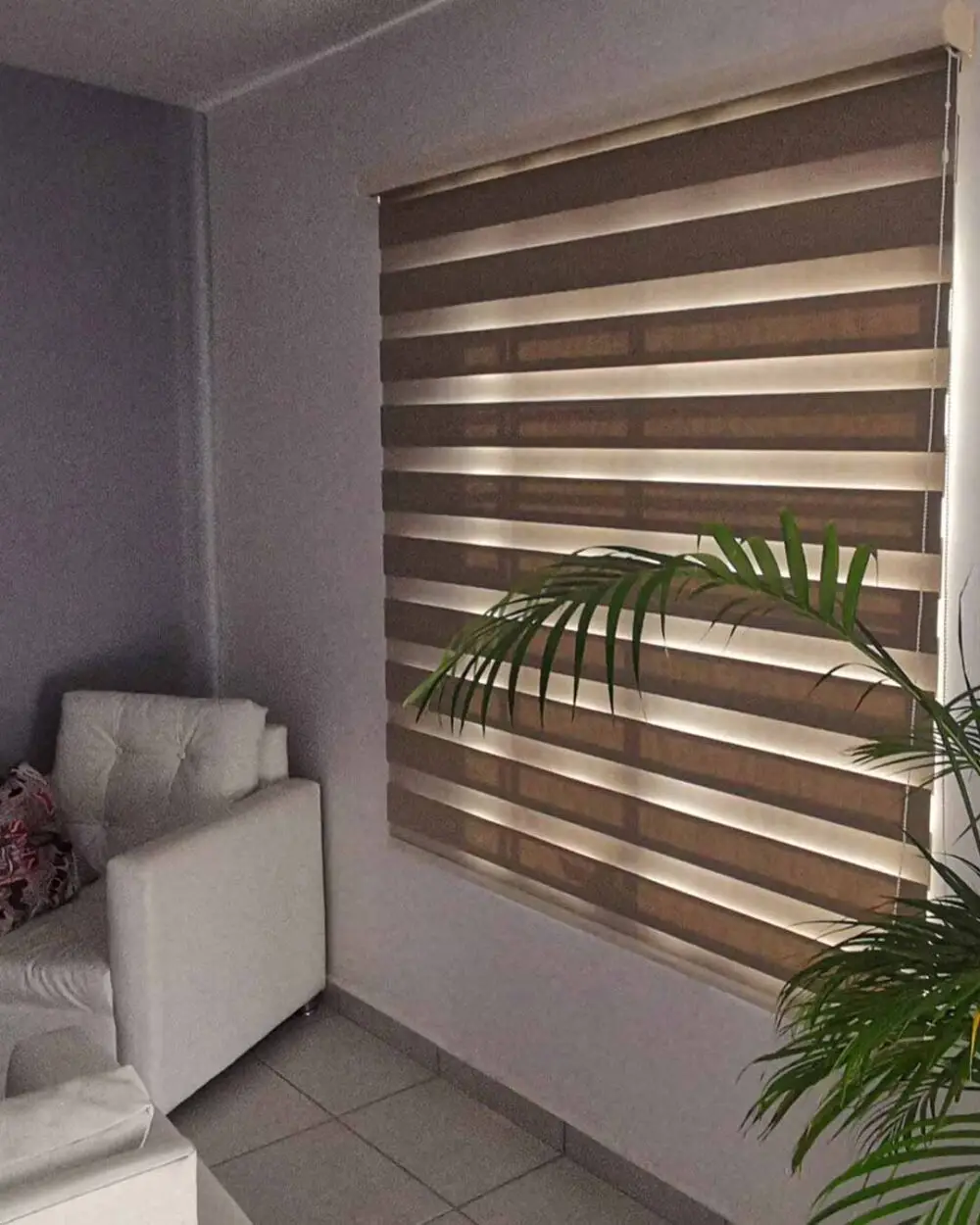 Sala con persiana Sheer Elegance blackout controlando luz natural