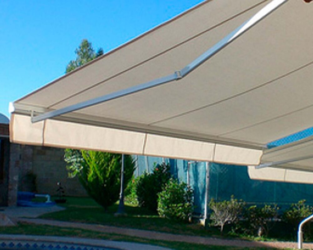 Toldo retráctil proporcionando sombra en jardín