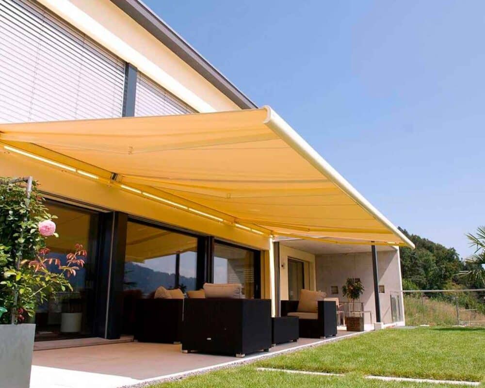 Toldos retráctiles integrados a vivienda de diseño moderno