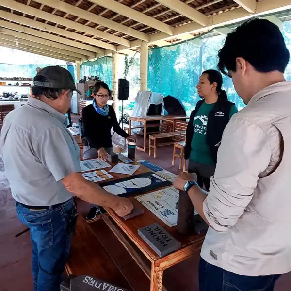 Equipo de Nenenki en una sesión de asesoría.