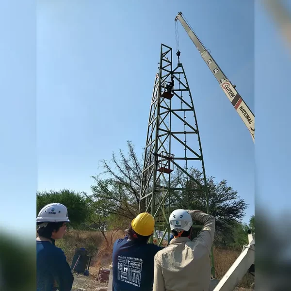 Proceso de construcción de instalaciones deportivas al aire libre, montando una torre.