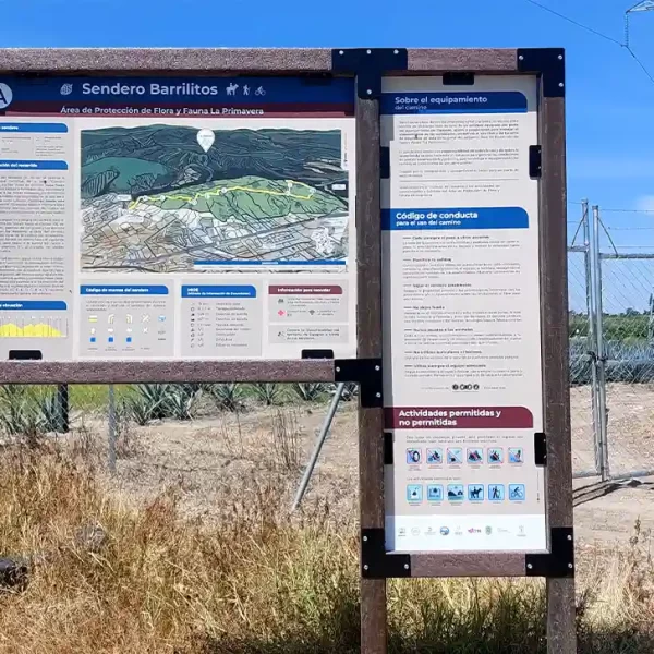 Señalización para espacios naturales en el sendero Barrilitos, mostrando un diseño claro y materiales sostenibles de Nenenki.
