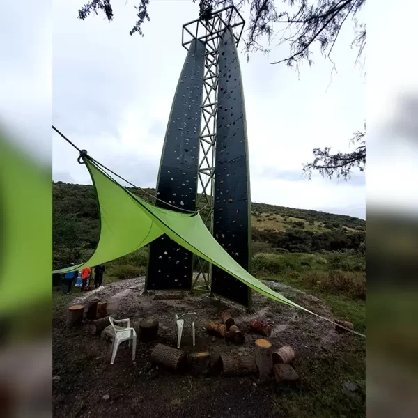 Detalle de la estructura de una torre de escalada, mostrando la construcción de instalaciones deportivas.
