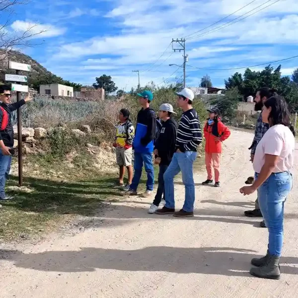 Personal recibiendo capacitación en senderos, parte de los cursos de fortalecimiento de capacidades de Nenenki.