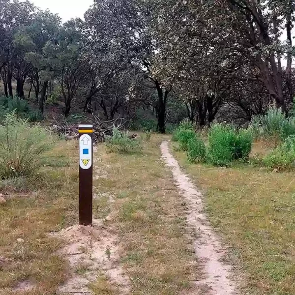 Poste direccional de madera, ejemplo de la de señalización para espacios naturales de Nenenki.