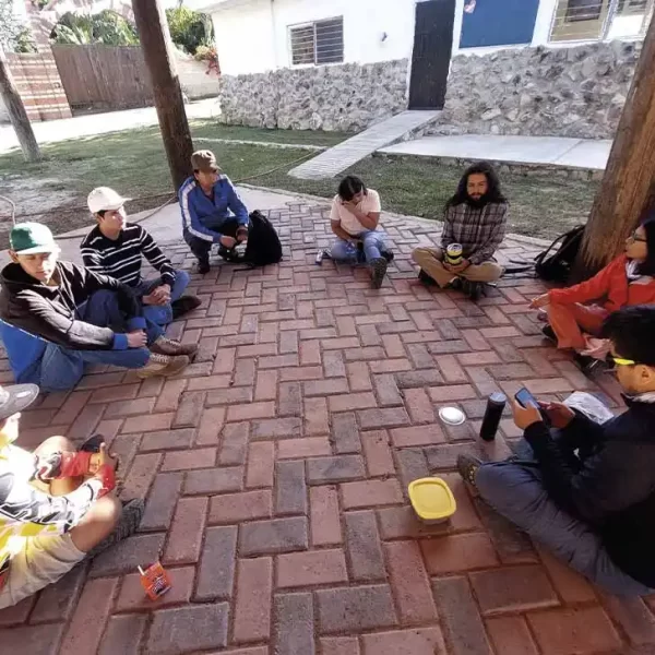 Personas sentadas en capacitación técnica del proyecto Mesa de Los Lobos