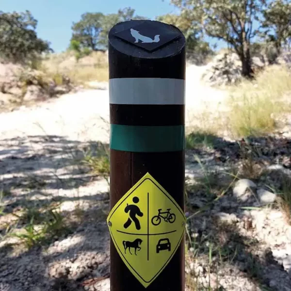 Poste direccional con flechas de orientación en el sendero Mesa de Los Lobos